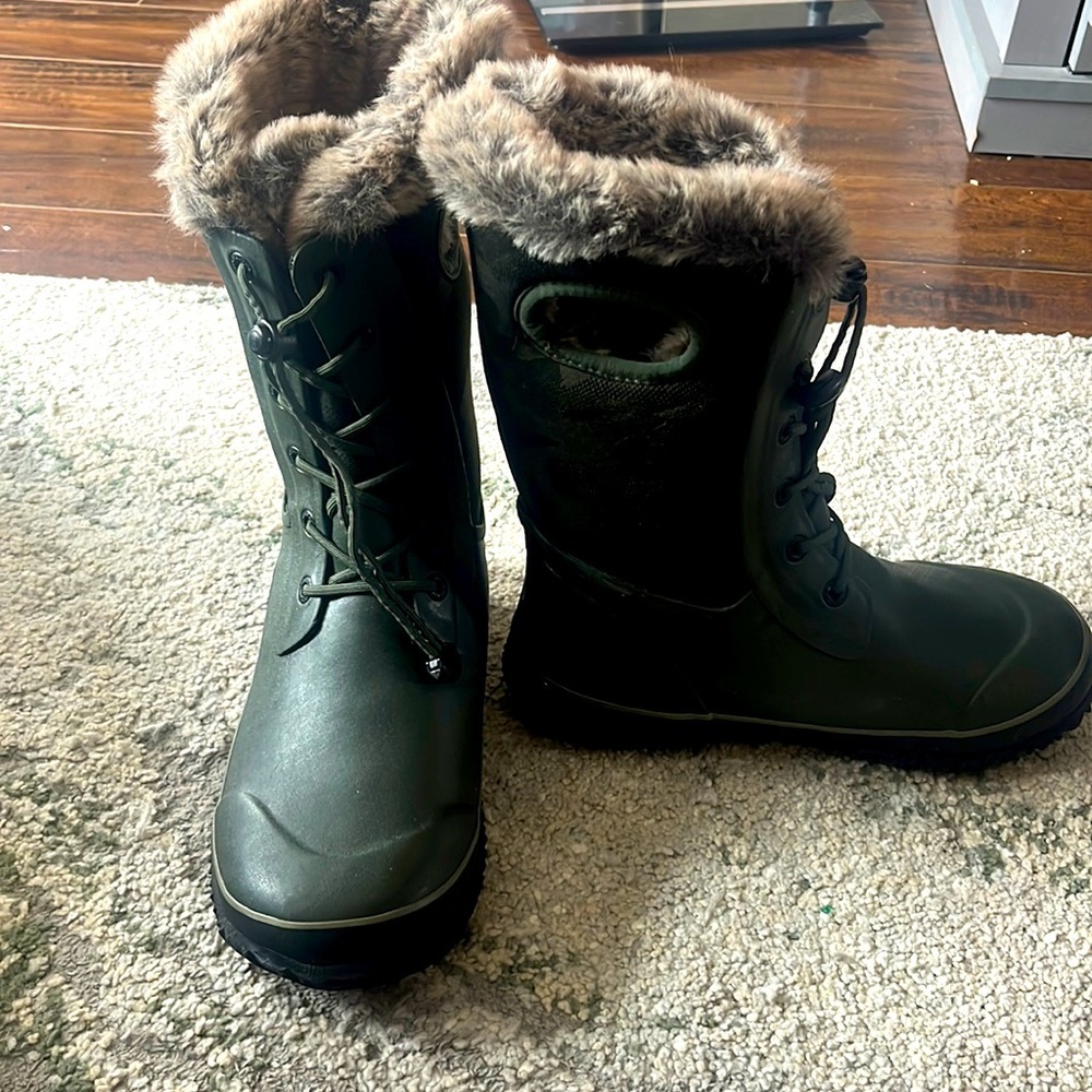 NWOT Youth size 6 Bogs